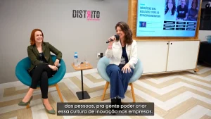 Mulheres discutindo estratégias de inovação nas empresas durante um evento corporativo