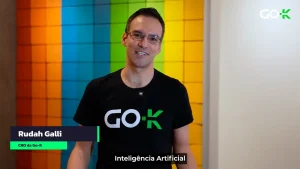 CRO sendo entrevistado sobre inteligência artificial em evento corporativo