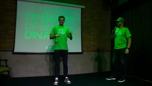 Dois colaboradores sorrindo enquanto participam de dinâmica de grupo durante evento corporativo