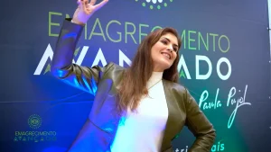 Executiva posando para foto durante um evento corporativo