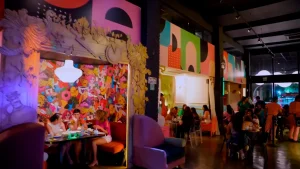 Colaboradores conversando e se conectando durante uma confraternização corporativa